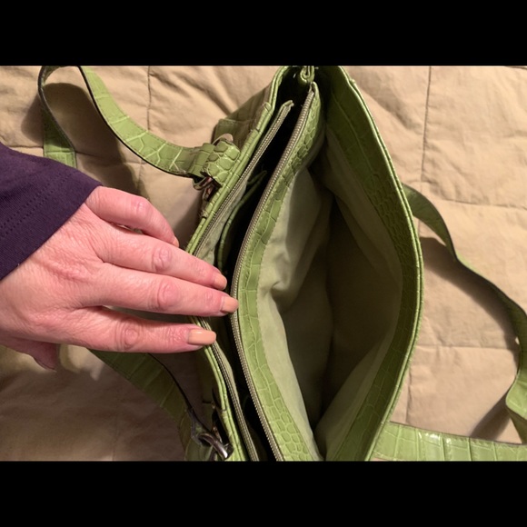 EUC Lime green shoulder bag with lots of compartments, pockets, & storage. - Picture 4 of 4